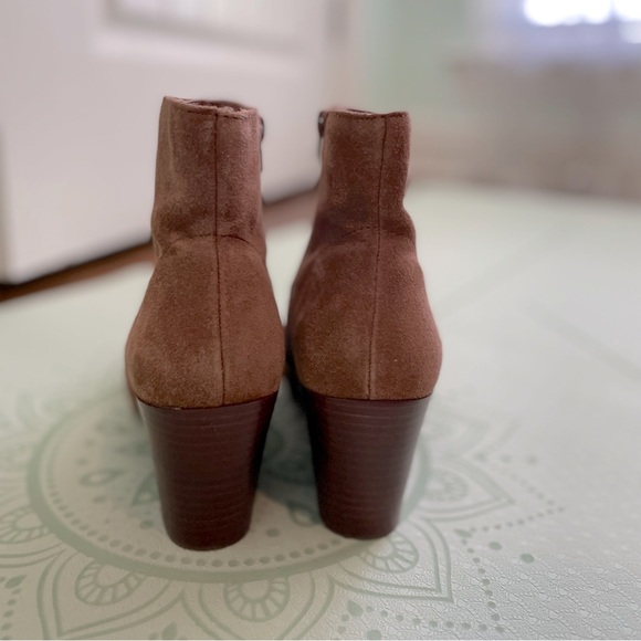 Chelsea & Violet Wren Light Brown Suede Heeled Booties Asymmetrical Boots Sz 8 - Picture 12 of 16